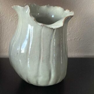 organisk vase i en smuk mint farvet glasur