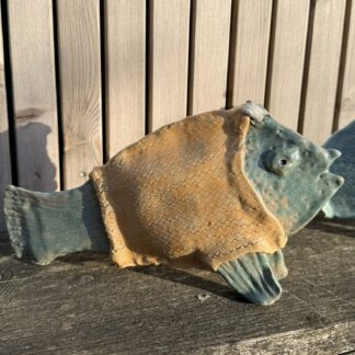 keramikfisken Freja i skøn strik